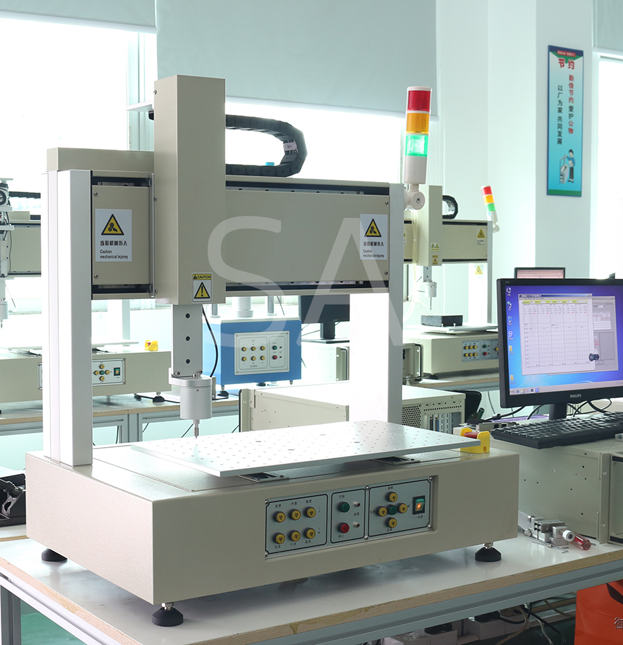 三軸荷重位移曲線試驗(yàn)機(jī)加緊調(diào)中(圖1)